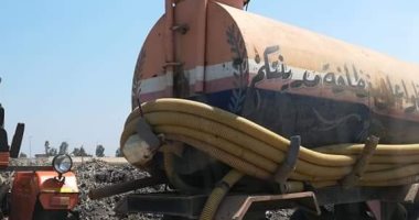 اضبط مخالفة.. جرارات الكسح بالمنوفية تلقى مياه الصرف الصحى على طريق منوف