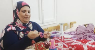 آية نصر.. ابنة الوادى الجديد حققت ذاتها باحتراف مشغولات الخرز والكريستال