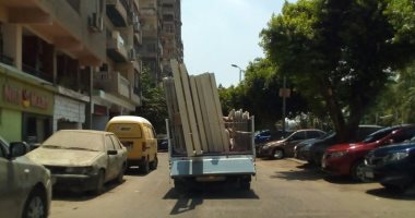 أمسك مخالفة.. قارئ يرصد سيارة نصف تخرج منها الواح معدنية فى المنيل
