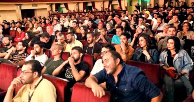 صور.. إقبال جماهيرى على مسرحية "كلها غلط" لـ أشرف عبدالباقى بالمهرجان القومى