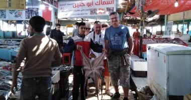 "جولات سياحية مش تقليدية".. سائحون يزورون سوق الخضار والأسماك بالغردقة 