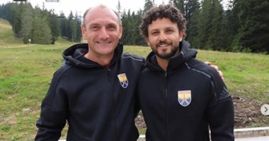 حسام غالي يلتقط الصور التذكارية مع الجهاز الفني للجونة في معسكر سلوفينيا