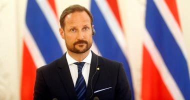 ولي عهد النرويج يزور مسجدا تعرض لإطلاق نار 