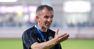 ميتشو يراجع أخطاء قمة السوبر مع لاعبى الزمالك قبل مواجهة الاتحاد
