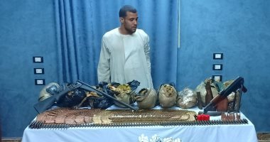 مدير مباحث أسوان يلقى القبض على أحد أباطرة الأسلحة والمخدرات بكوم أمبو