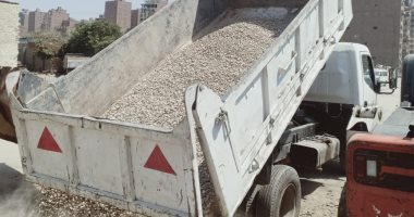 صور.. حى بولاء الدكرور يبدأ رصف شارع ترعة المجنونة
