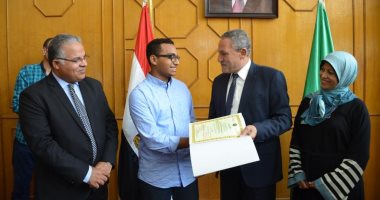 محافظ الإسماعيلية يكرم الطالب عبد الله عماد ثانى الجمهورية فى الثانوية العامة