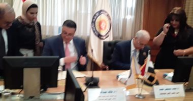 رئيس جامعة الإسكندرية يوقع اتفاقية مع جامعة بنها لبحوث السرطان