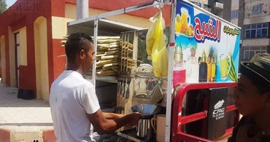 صور.. "أحمد الشبح" تحدى البطالة بعصارة قصب فى أسيوط.. ويؤكد: بدل "مد الأيد"