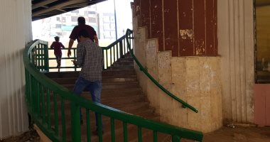 صور.. كوبرى المشاة بأسيوط يربط شرق السكة الحديد بالغرب بتكلفة مليون جنيه