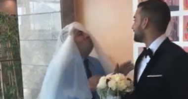 فيديو كوميدى.. صديق العريس يرتدى طرحة الزفاف بدلاً من العروس بـ"فوتوسيشن"