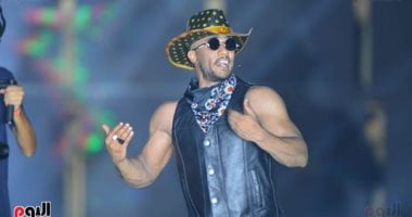 وسط حضور 50 ألفاً.. محمد رمضان يحيى حفلا كامل العدد بالساحل الشمالى