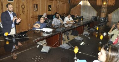 جامعة القناة تبحث تطبيق المقررات الإلكترونية بكلياتها