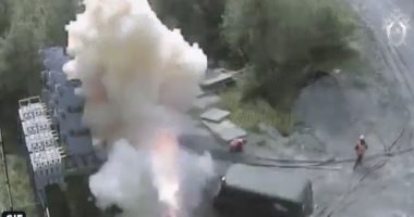 شاهد لحظة إصابة عامل بصاعقة كهربائية 6 آلاف فولت
