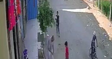 كسور بالأسنان وتهتك بالوجه والجسم.. إصابات طفل بنى حسن المعتدى عليه من جاره