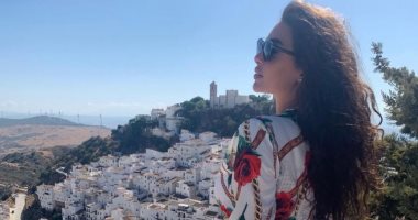 بفستان مليء بالورد الأحمر.. هكذا ظهرت ياسمين صبرى بتصوير شقيقها
