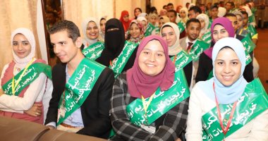 "الزراعة" تكرم أوائل خريجى كليات الزراعة.. وتؤكد: المشروعات القومية تتيح فرص عمل