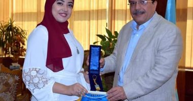 تكريم الطالبة الأولى على جامعة طنطا العام الماضى