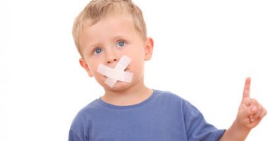 اخنف وصوته غريب.. اعرفى سبب المشكلة عند طفلك