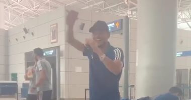 شاهد.. وصلة رقص لـ"دونجا" بعد وصول بيراميدز مطار القاهرة
