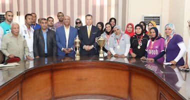 محافظ بنى سويف يكرم فريقى نادى متحدى الإعاقة الفائزين بالدورى والكأس