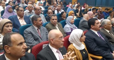 صور.. محافظ القليوبية يكرم أوائل الشهادات العامة بديوان المحافظة