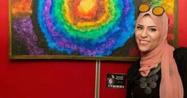 يسرا تحدت الشلل بالرسم.. فنها خلاها تحرك إديها وتلون لوحتها وتعبر عن مشاعرها 
