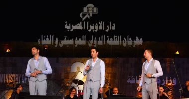صور.. فرقة «على مر الأجيال» يتألقون فى حفل مهرجان القلعة للغناء