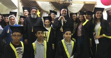 مطران طيبة للكاثوليك يكرم خدام مرحلتى إعدادى وثانوى بالغردقة