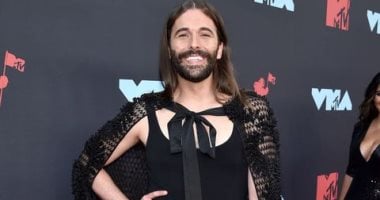 ثعبان بدل الاكسسوارات ورجالة بكعب.. أغرب أزياء حفل  VMAs لعام 2019