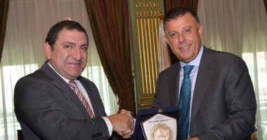 سفير أذربيجان بالقاهرة يبحث دعم جامعة عين شمس لتدشين مركز ثقافى