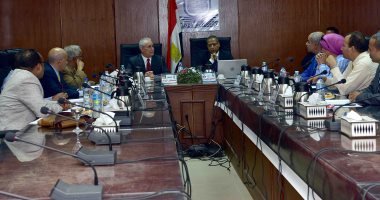 صور.. محافظ الأقصر ورئيس الجامعة يشهدان الجلسة رقم 3 لمجلس الجامعة
