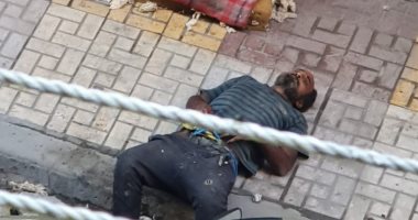 احنا معاك.. مشرد يفترش شارع محمد عاطف بالإسكندرية