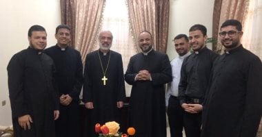 مطران سوهاج للكاثوليك يجتمع بطلاب اللاهوت للاستماع لرؤيتهم بالخدمة الكنسية