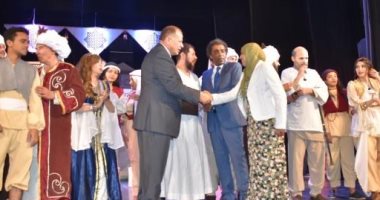 محافظ الفيوم يشهد العرض المسرحي"طقوس الإشارات والتحولات"