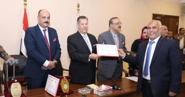 تكريم أعضاء كنترول التعليم الفنى لحصولهم على المركز الأول فى تقييم الوزارة