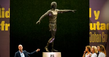 برشلونة يزيح الستار عن تمثال يوهان كرويف.. صور
