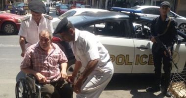 فيها حاجة حلوة.. الشرطة تنقل مسنا من منزله للشهر العقارى لإنهاء أوراقه