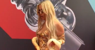 ظهور غريب لـ"تانا مونجو" بالثعبان على السجادة الحمراء فى مهرجان MTV