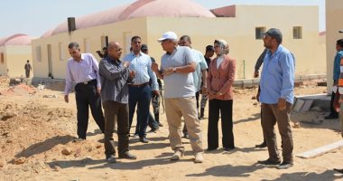 صور.. توصيل المرافق والخدمات بمشروع القرى النموذجية فى الخارجة بالوادى الجديد