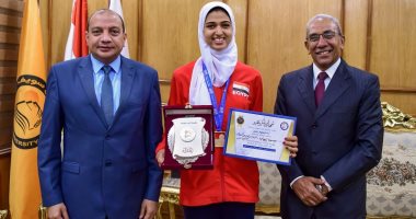 رئيس جامعة بنى سويف يكرم ميسون إيهاب الحاصلة على ذهبية التايكوندو بالمغرب