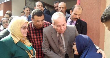 صور .. محافظ كفر الشيخ يقبل رأس سيدة عجوز ويقرر إجراء عملية جراحية