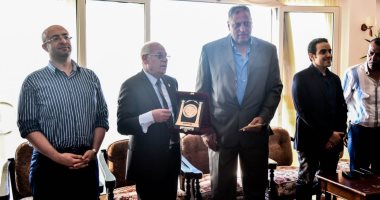 صور.. محافظ بورسعيد يمنح رئيس بعثة منتخب اليد 5 آلاف جنيه شهريا مدى الحياة