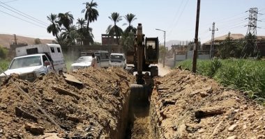 صور.. شاهد أعمال حفر وتركيب مواسير "خط السيب" للصرف الصحى بمدينة الطود