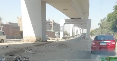 تكسير مخلفات بمطلع كوبرى المظلات يعيق المارة و السيارات .. صور