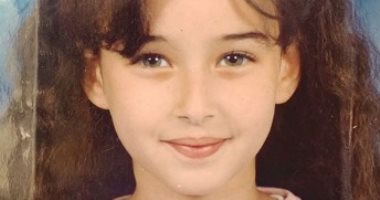 بشعر بنى وعيون خضراء.. شاهد ملامح هنا الزاهد فى صورة عمرها 19 عاما 