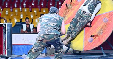 فيديو.. الرمى بالخناجر لعبة الموت.. محمود يحاوط ابنته بالحب والسكاكين