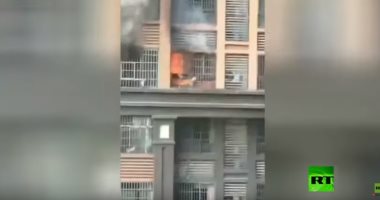 شاهد.. بطل ينقذ طفلا من حريق شب فى الطابق الثامن
