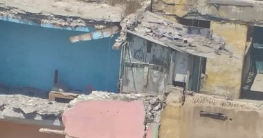 صور.. قارئ يشارك بصور لانهيار عقار على مدرسة بشارع السكة الجديدة بالعجمى