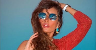زينة فى جلسة تصوير بالأحمر: "لا تضيع وقتك فى البحث عن رضا الآخرين"
